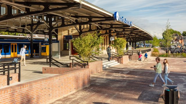 De westelijke ingang van station Naarden-Bussum is af!